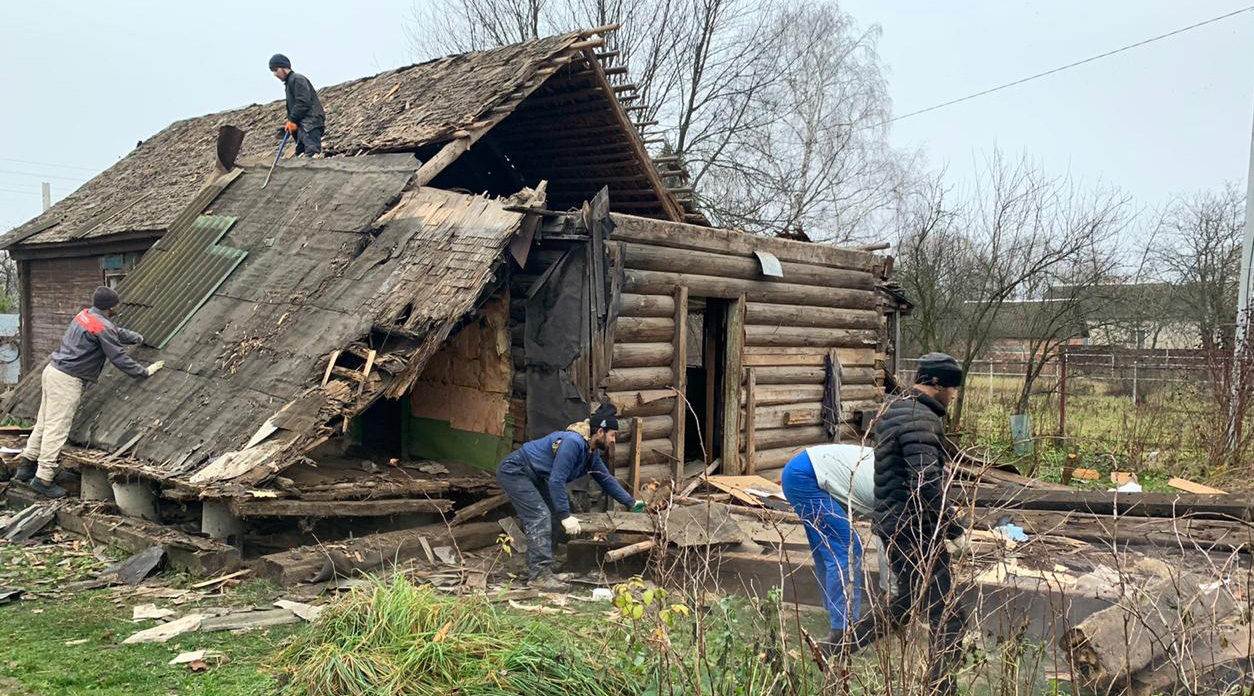 Демонтаж дачи. Демонтаж домов. Демонтаж деревянного дома. Демонтаж деревянных строений. Слом домов.